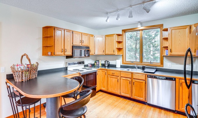 Otis Casa | Serene Berkshires Oasis w/ Pool & Sculpture Garden