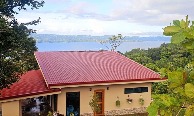 Nuevo Arenal Casa | Serene bird watching paradise!