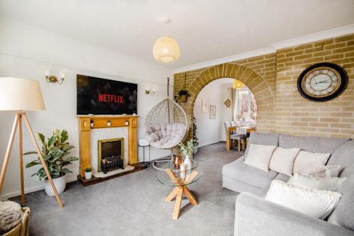 Rotherham Casa | Serene Boho Retreat: White Oak Charm House 7ppl