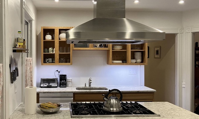 Dorchester Apartamento | Serene Boston base close to everything w free private parking + Andrew Station!