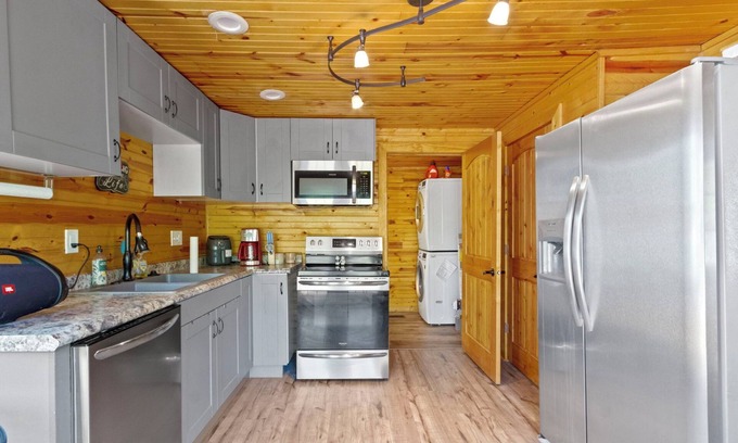 Indianapolis Cabina | Serene Broadripple Cabin on the RIVER, Hot tub! Amazing deck and view