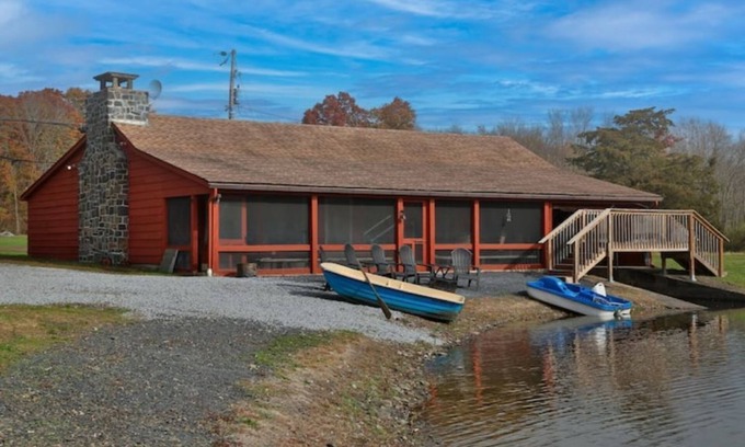 Sellersville Cabina | Serene cabin on 6 acre pond in rural Upper Bucks
