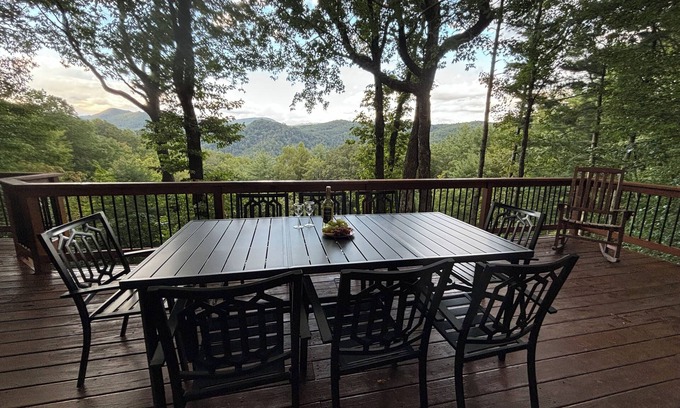 Deep Gap Cabina | Serene Cabin - Sleeps 8, 3 BR, 3 BA, magnificent VIEWS, family and pet friendly