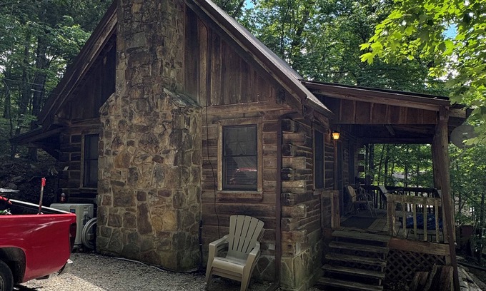 Flat Hollow Marina Cabina | Serene cabin with dock/swim platform in charming Speedwell