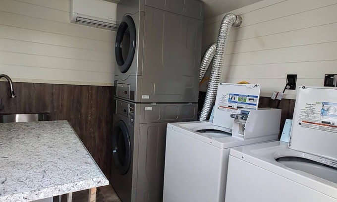 Andrews Alquiler De RV | Serene campground in Andrews NC on The Valley River.