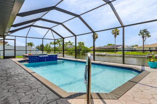 Fort Myers Casa | Serene Canal Views, Paddle Board, Bicycles, Heated Pool and Spa - Villa The Great Escape