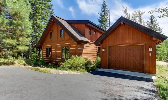 Tamarack Chalet De Esquí | Serene Chalet|Private Hot Tub|Wood Fireplace