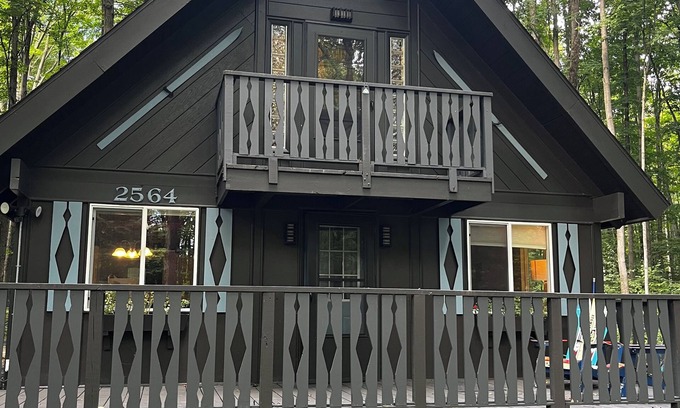 Bellaire Cabina | Serene chalet with fire pit, hot tub and barrel sauna in Shanty Creek
