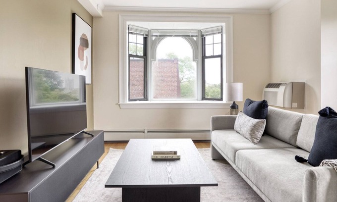 Chestnut Hill Apartamento | Serene Chestnut Hill 2BR nr Boston College T, by Blueground