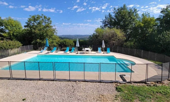 Le Buisson-de-Cadouin Casa | Serene country property with two houses, large pool & terrace with stunning view