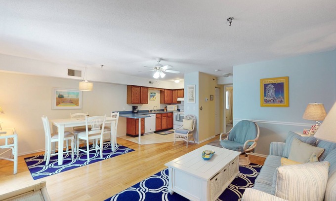 Caine Woods Condominio | Serene condo with central AC, deck & washer/dryer - near golf