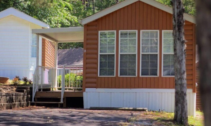 Gatlinburg - Pigeon Forge Cabaña | Serene Cottage near Dollywood