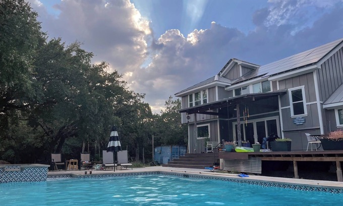Leander Otro | Serene country oasis with a sparkling pool!