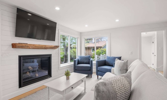 West Harwich Condominio | Serene, Cozy, Waterfront, 3 Mi to Downtown!
