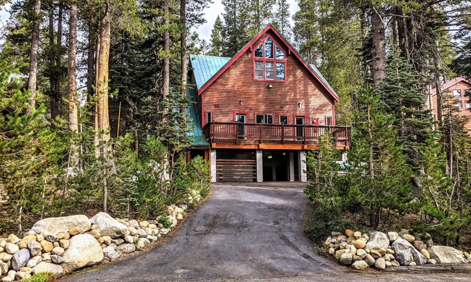 Serene Lakes Casa | Serene Dacha | Hot Tub & Sauna | Huge Loft
