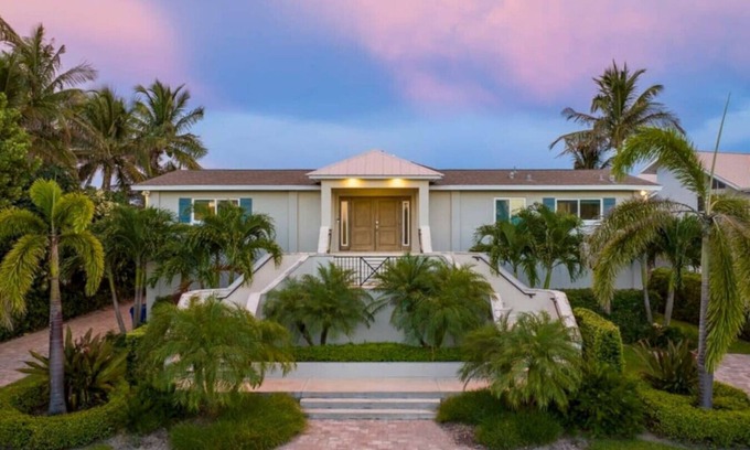 Wabasso Beach Casa | Serene Direct Beachfront Haven - N