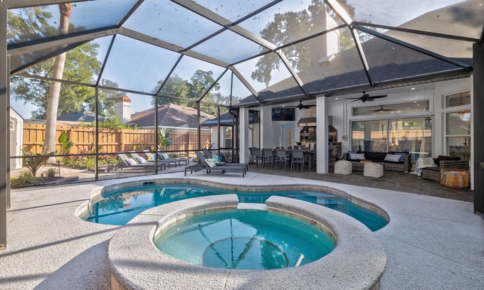 Jacksonville Beach Casa | Quiet Beach Retreat: Pool, Spa & Putt Putt
