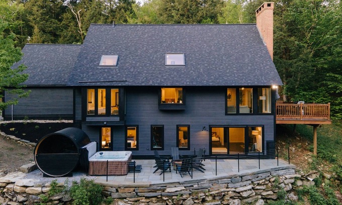 Stratton Mountain Casa | Serene Escape | Comfort & Luxury | A/C | Hot Tub | Sauna | Golf Getaway