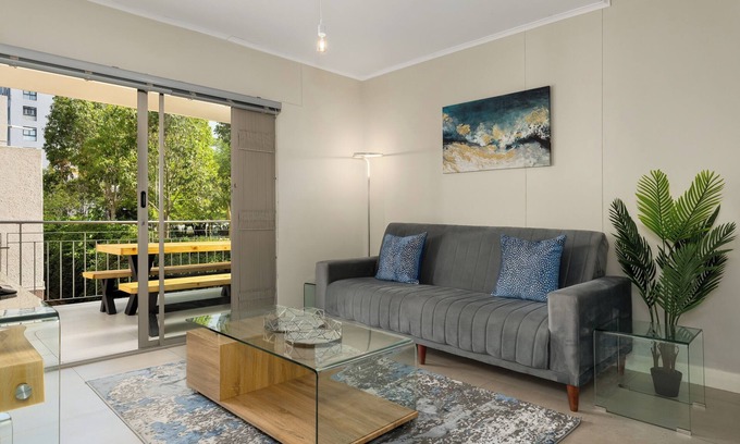 Flora Park Apartamento | Serene Escape in the Heart of Century City