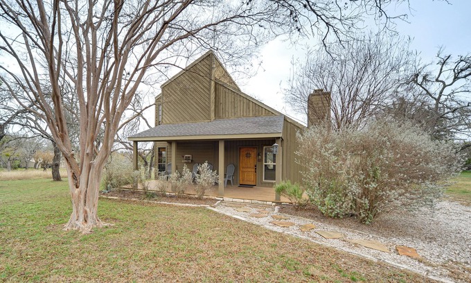 Spicewood Cabaña | Serene Family Cottage: Deck & BBQ in Spicewood