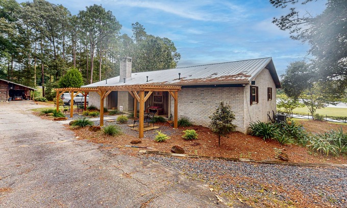 Wilmer Cabina | Serene Farm House with Expansive Land, Hot tub and Peaceful Pond Views