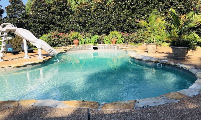 Como Otro | Serene Farmhouse on 50 acres with Lagoon Pool and Private Lake