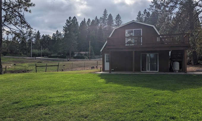 Cedar Ridge Otro | Serene Farmhouse with Pond & Forest View in Beautiful Grass Valley