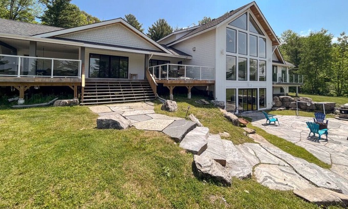 Muskoka Lakes Cabaña | Serene Forest and Meadow on Lake Blanchard
