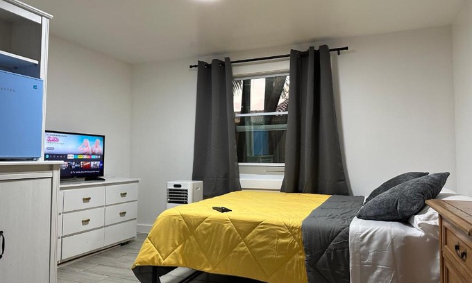 Tamiami Casa | Serene Full Bed with 50 Inch Smart TV, Netflix, AirPlay, Mini-Fridge, and 500 Mbps WiFi near FIU, Dolphin Mall, Airport