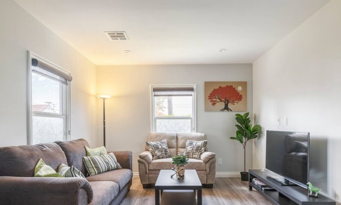 East San Gabriel Casa | Serene Gem in LA: 4 Bedrooms with a Walk-In Closet, Streaming Options, High-Speed Internet, and Front Yard Oasis.