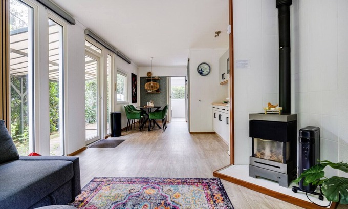 Nunspeet Chalet De Esquí | Serene Getaway: Charming Cozy Chalet with Generous Private Garden at the Veluwe.