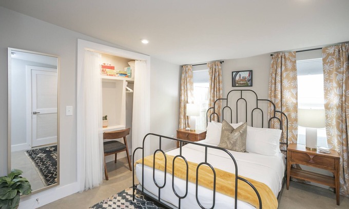 McFerrin Park Casa | Serene Guest House - Foodie Oasis - Walk to Folk, Audrey, Red-Headed Stranger!