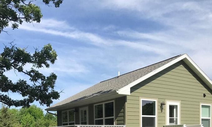 Green Lake Cabina | Serene Hilltop Escape - Lake Views!!