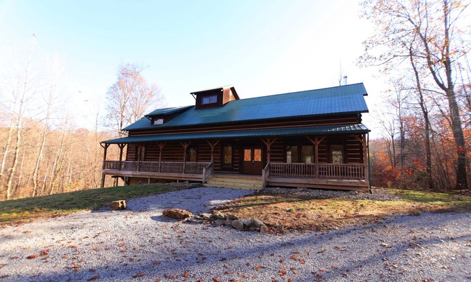 Logan Cabina | Serene (Hocking Hills) log cabin, near local attractions