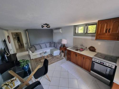 Dirfys-Messapia Apartamento | Serene Home, Modern amenities near the beach