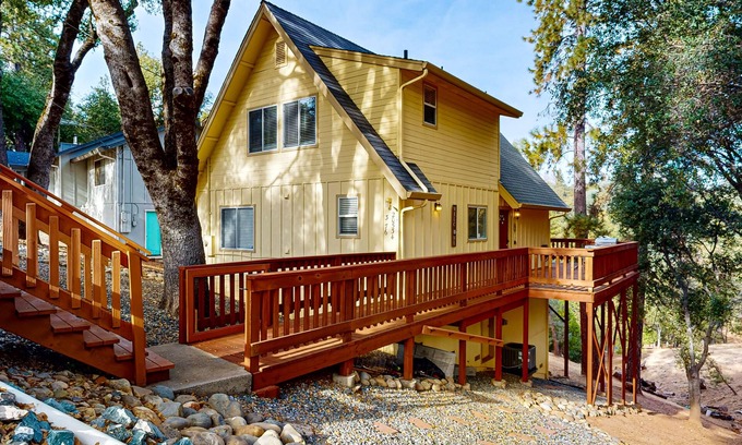 Groveland Cabina | Serene home with spacious deck, fireplace, loft, nearby amenities, dog friendly