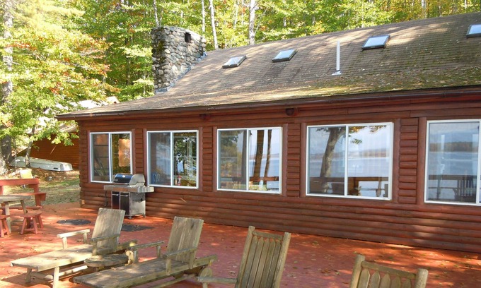 Fryeburg Cabaña | ¡Serene Kezar Pond Log Home con fachada de arena, preciosas puestas de sol y vistas a la montaña!