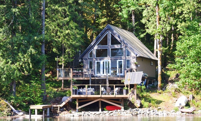 Harrison Hot Springs Cabina | Serene Lakeside Cabin: 2BR + Loft on Harrison