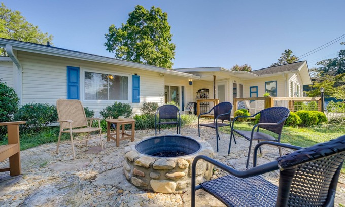Lake Junaluska Apartamento | Serene Lake Junaluska Gem: Deck & Mountain Views
