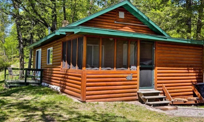 Puposky Cabina | Serene Lakefront Cabin - Steps from Big Turtle Lake