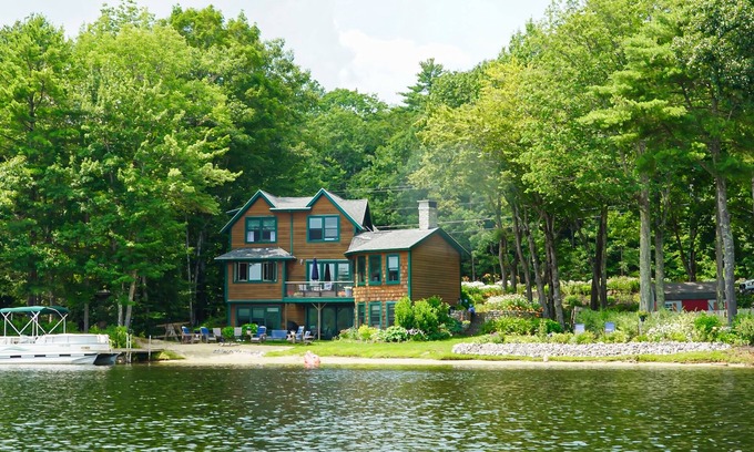 Casco Casa | Serene Lakefront Lodge with Private Beach, BBQ Grill, Dock and Game Room