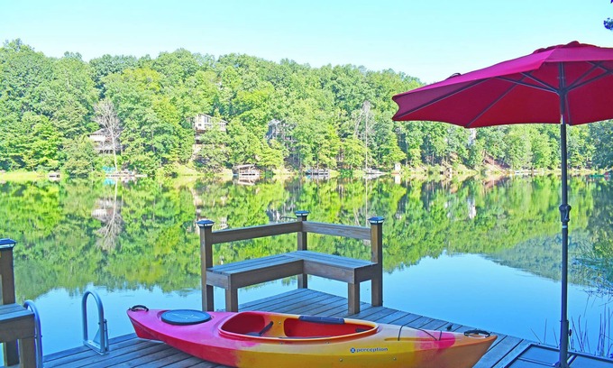 Lake Lure Cabaña | Serene Lakefront Reteat with Whimsical Flair! Private Dock-Kayaks-Fishing