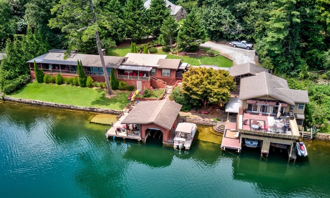 Lakemont Casa | Serene lakehouse with hot tub, kayaks, dock, fireplace, & washer/dryer