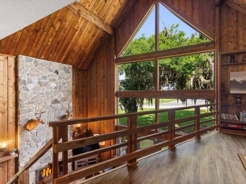 Winter Haven Casa | Serene Lakeside Retreat- 3 Bdr Romantic Getaway