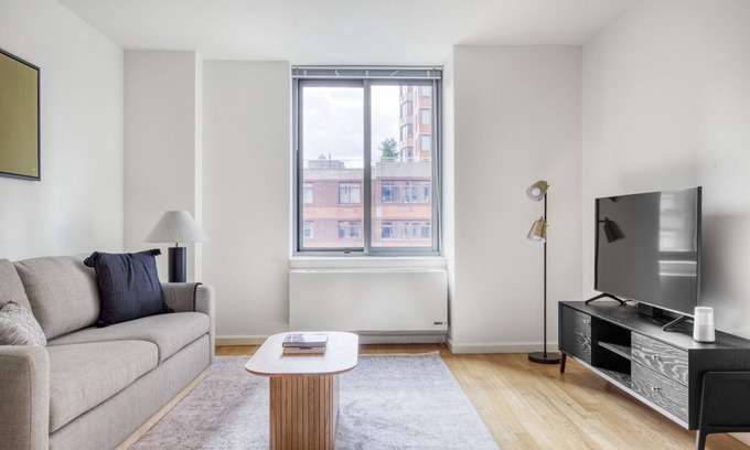 Hunters Point Apartamento | Serene LIC 1BR w/Doorman, Gym & Pool, near East River, by Blueground