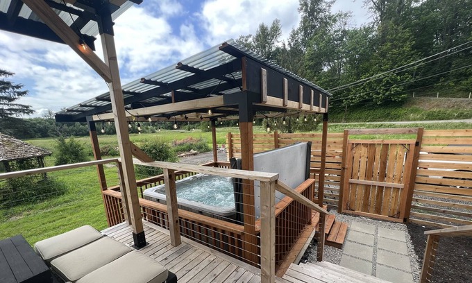 Arlington Cabina | Serene Luxury Cabin Retreat - Hot Tub, Fire Pit, Patio, Close to Trails/ River