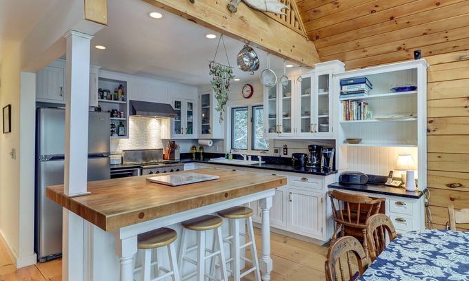 Eastern Vermont Cabina | ¡NUEVO LISTADO! Serena cabaña de lujo con estufa de leña y terraza.