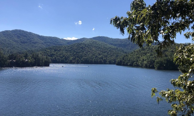 Robbinsville Casa | Serene Luxury on Lake Santeetlah: 4BR/4.5BA Mountain Home. Grills & Kayaks!