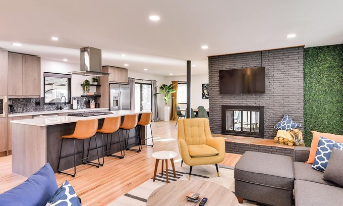 South Central Omaha Casa | Serene Mid-Century Modern Escape