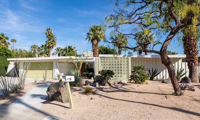 Sunmor Casa | Sereno oasis de mediados de siglo con piscina de agua salada